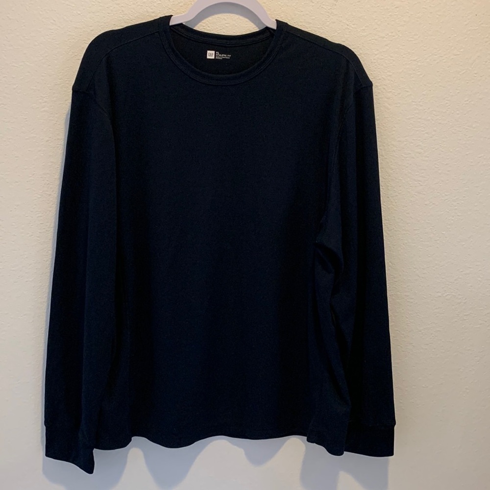 GAP Mens XL Black pullover shirt. Athletic Fit. Polyester.​​​​​​​​​​​​​​​​​​​​